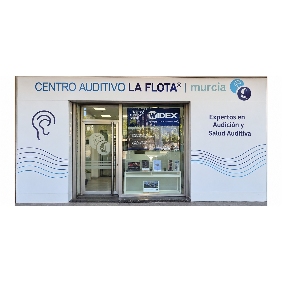 Fachada completa del Centro Auditivo La Flota en Murcia.